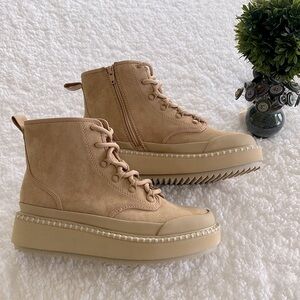 New! Women’s Kayson Ankle Boots just to small! Didn’t wear them.